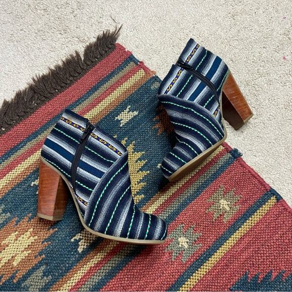 Fortress Of Inca Striped Tapestry Ankle Boots with Wooden Heel Size 6 - Picture 2 of 5